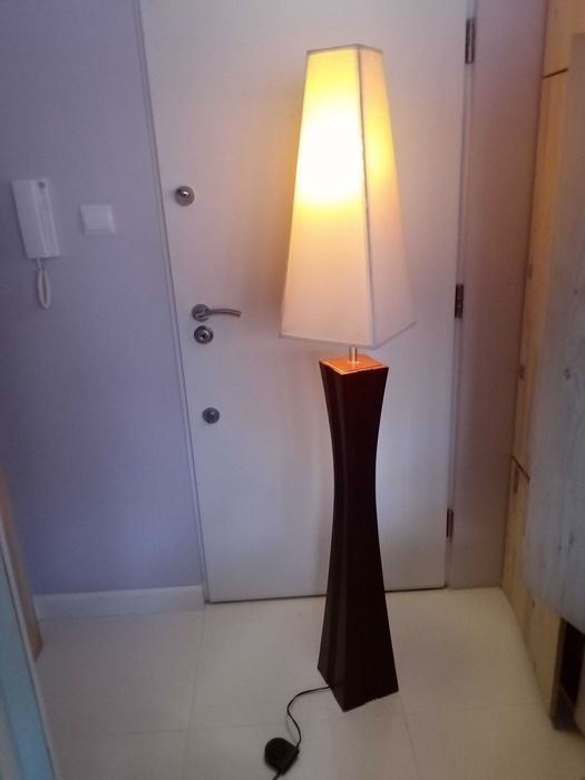 Duża lampa stojąca podłogowa do pokoju salonu sypialni salonowa