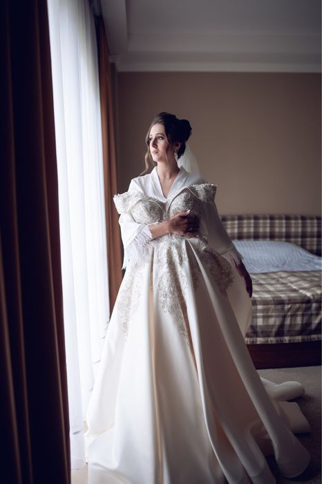 Розкішна весільна сукня