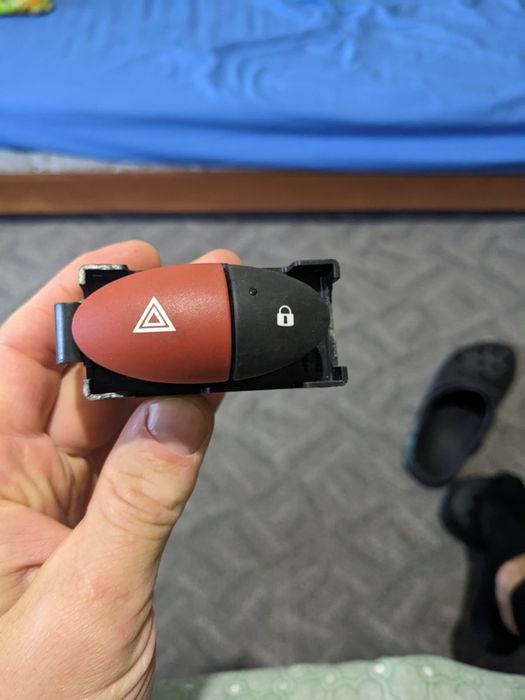 Кнопка центрального замку та аварійки на ,RENO master. ОЕ.8200214896 А