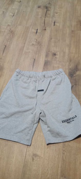 Szare spodenki essentials