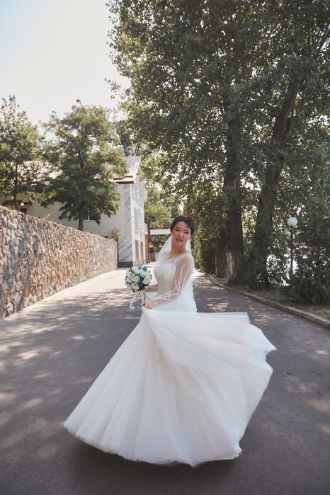 Продам весільну сукню