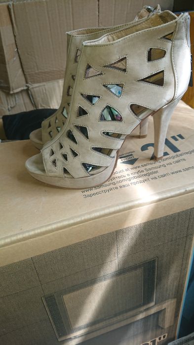 Босоножки кожаные на каблуках 36 размер