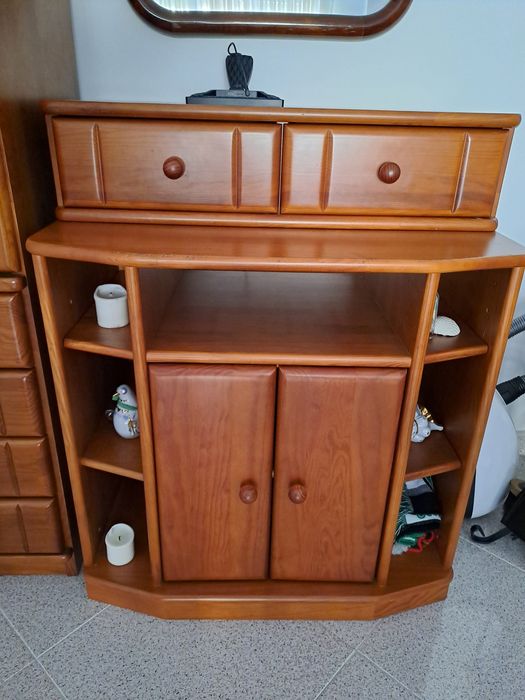 Sala completa em pinho mel (estantes, cristaleira, móvel TV, mesa)