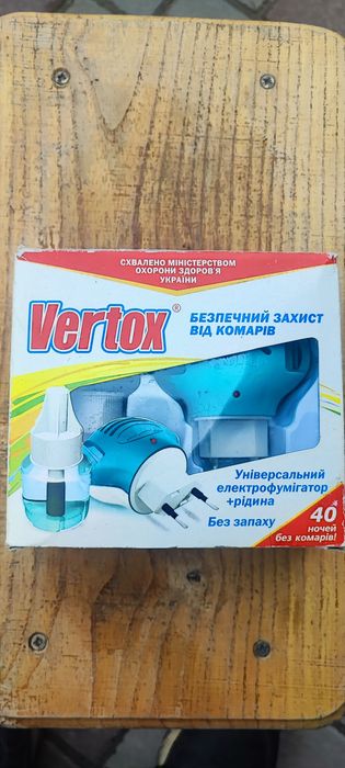 Раптор від комарів та комах з рідиною та пластинками.