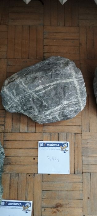 Kamienie czarne z białymi żyłami