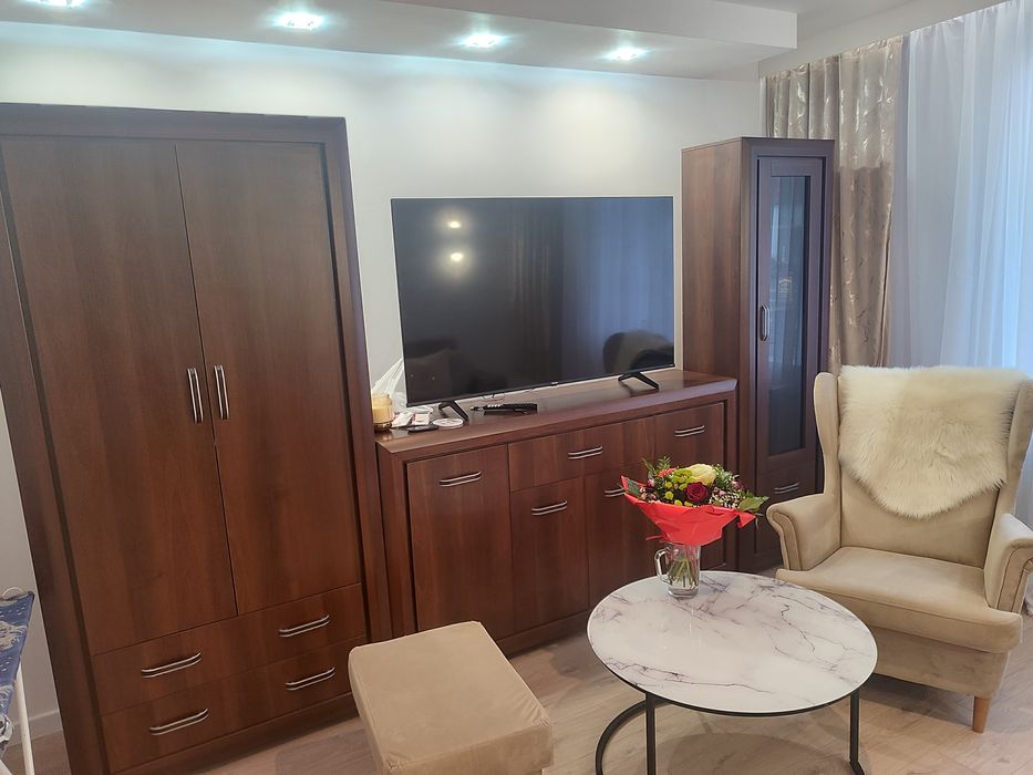 Zestaw trzyczęściowy mebli komoda witryna szafa