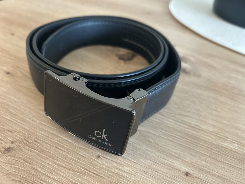 Czarny pasek męski ze srebrnym logo, długość 115cm