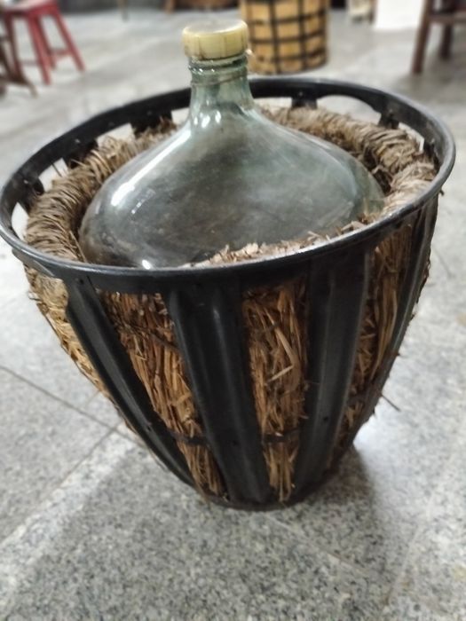 Garrafões de 60 litros empalhados 120_candeeiro de ferro antigo 80€