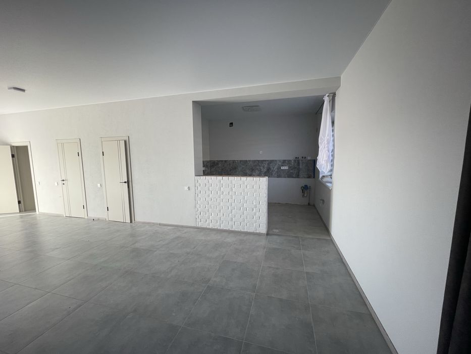 Котедж з ремонтом та великою ділянкою