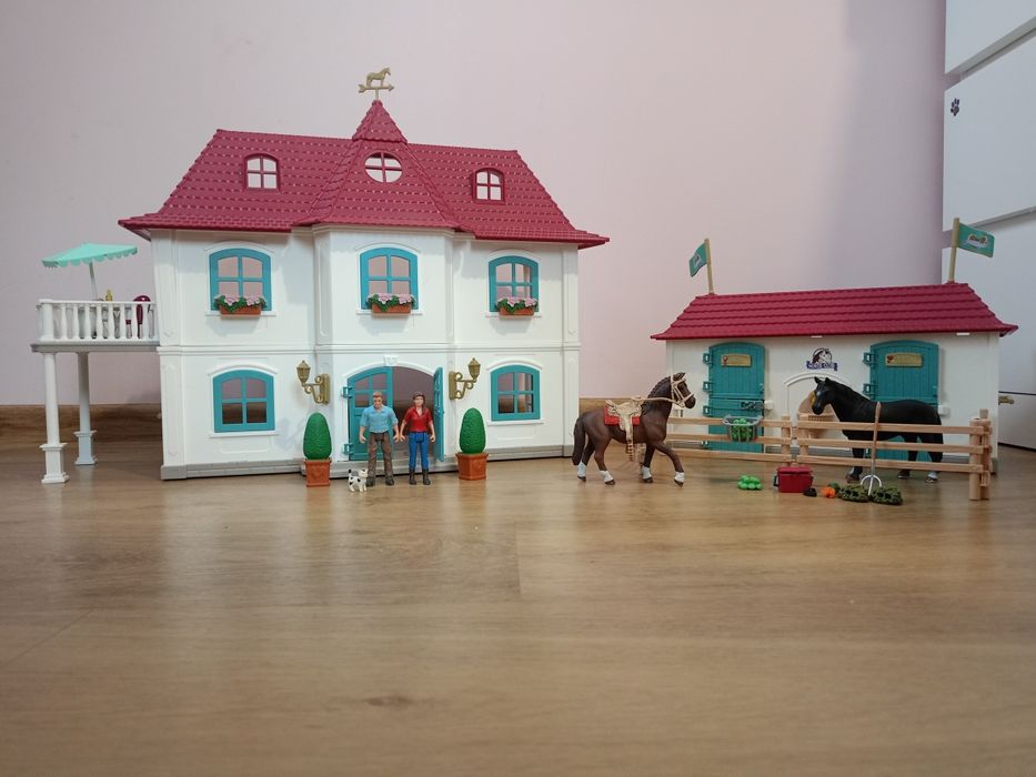 Schleich Dom ze stajnią zestaw