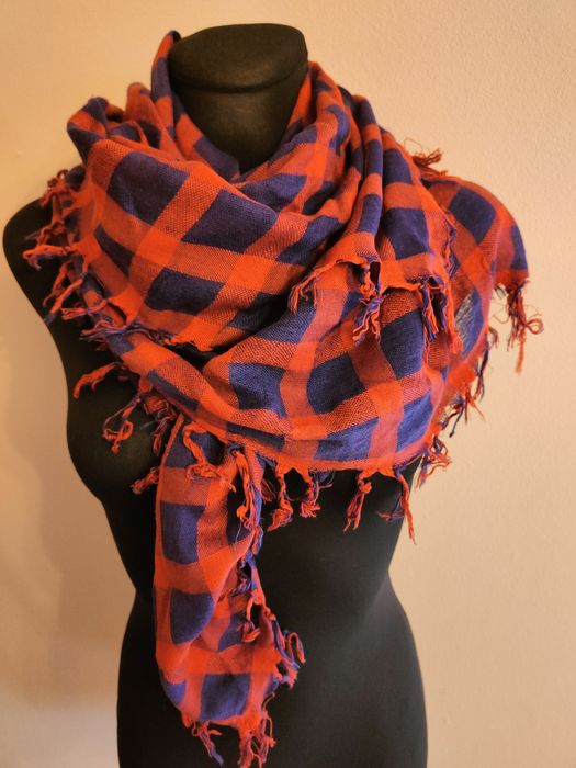 Chusta kwadratowa w kratę, z frędzlami.