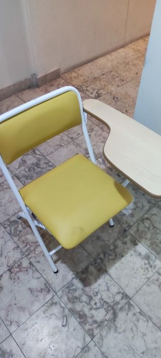 Cadeira com prancheta para conhoto em bom estado