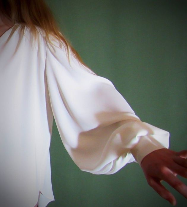 Ніжна біла блуза з об’ємними рукавами 

Елегантна блуза молочного в