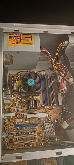 Komputer stacjonarny z monitorem