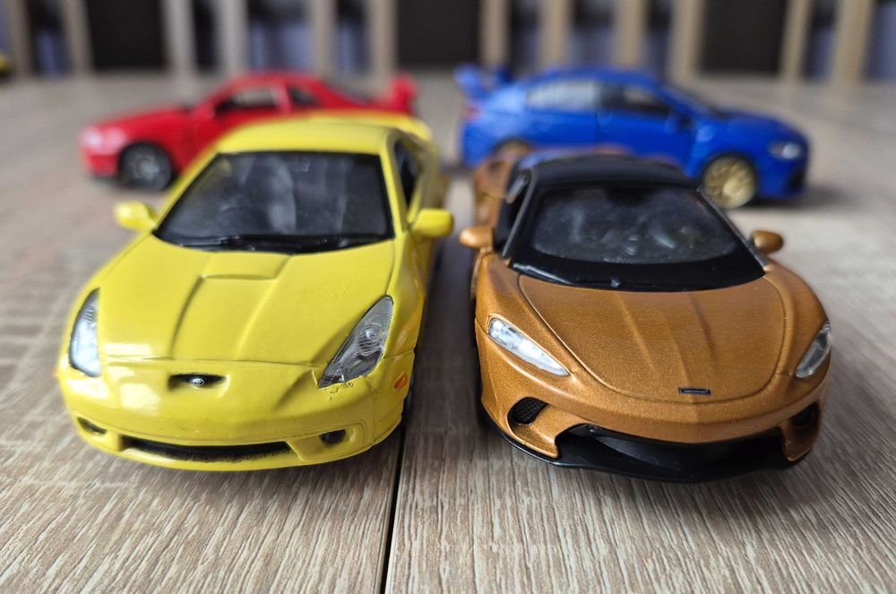 Cztery wspaniałe sportowe modele Welly skala 1:34