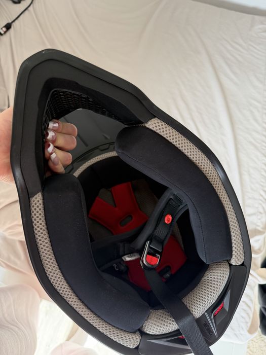 czarny kask ochronny