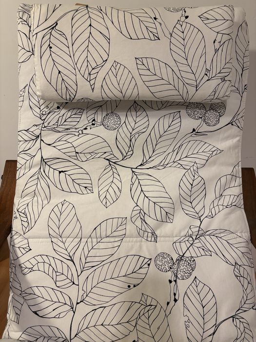 Fotel IKEA POÄNG – drewniany, z poduszką i zagłówkiem