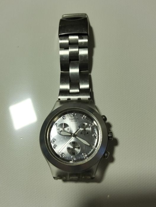 Relógio prateado da marca Swatch