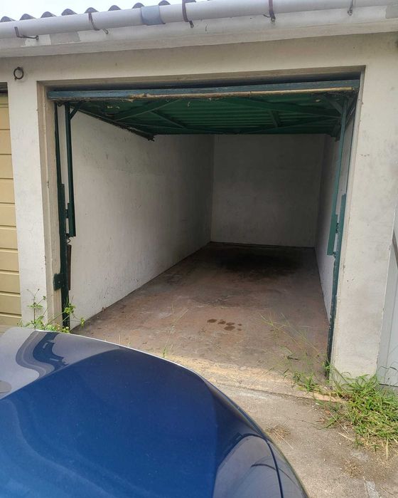 Arrenda-se T2+1, com garagem individual e fechada.