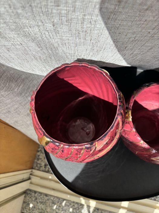 Conjunto vasos bordô com detalhes dourados