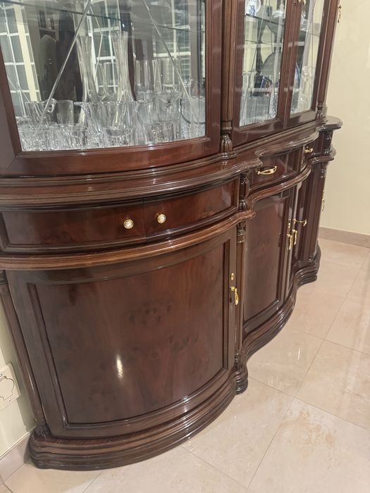 Sala de Jantar Completa em Nogueira Maciça – Mesa + 8 Cadeiras + Cristaleira