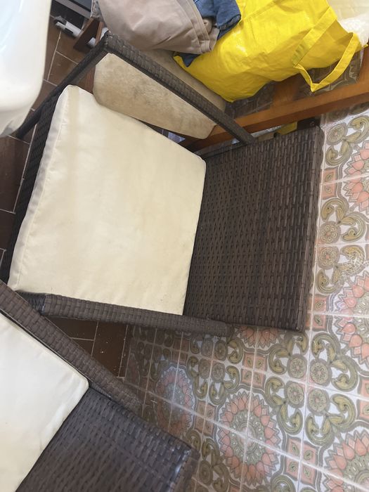 conjunto de duas cadeiras de uma pessoa e um cadeirao e mesa com tampo de vidro