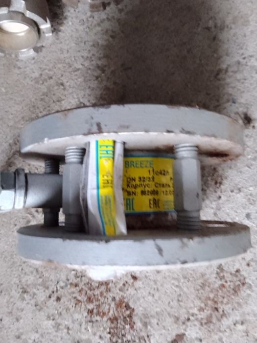 Запірна арматура, вентелі, крани, засувки, трьох-ходовий кран