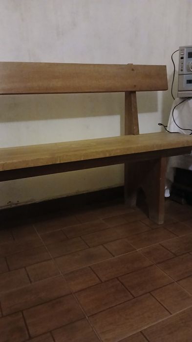 Banco comprido de madeira
