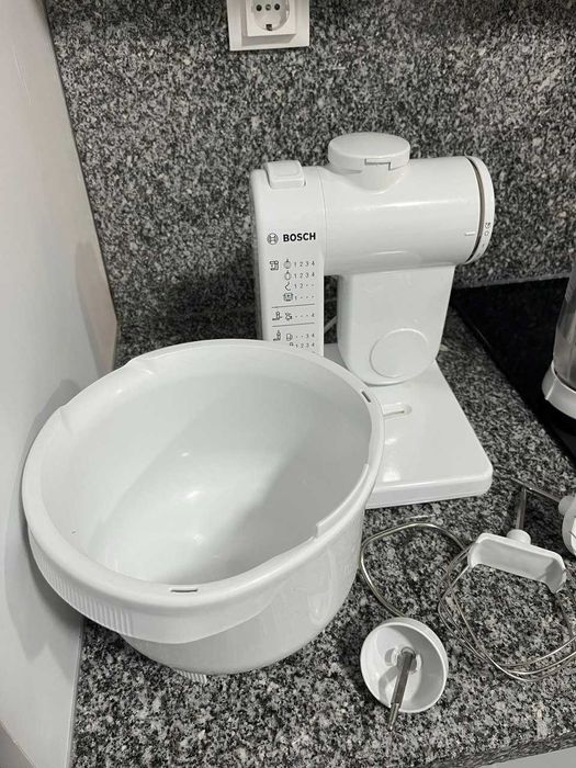 Robô cozinha BOSCH MUM4 Branco, Taça, 3 Varetas + Liquidificadora