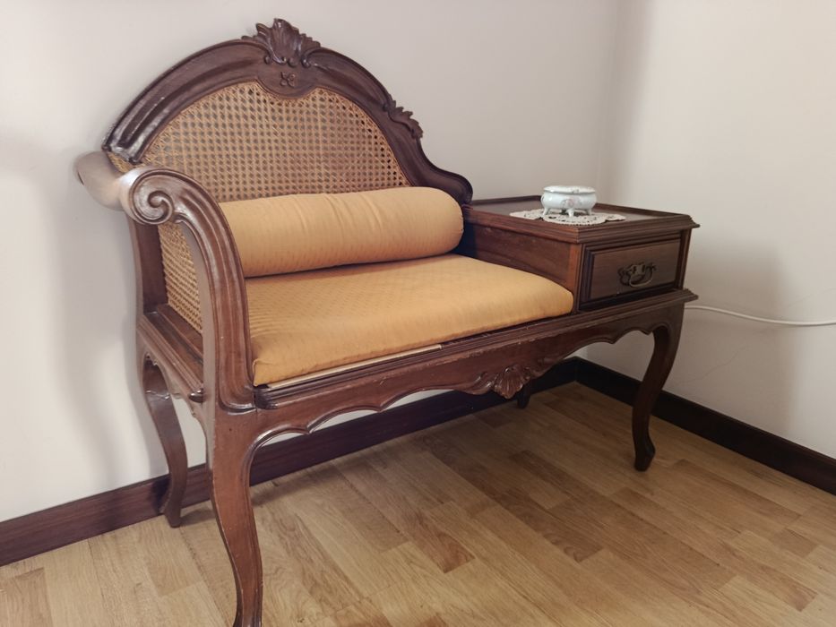 Cadeira-telefone vintage em madeira com gaveta