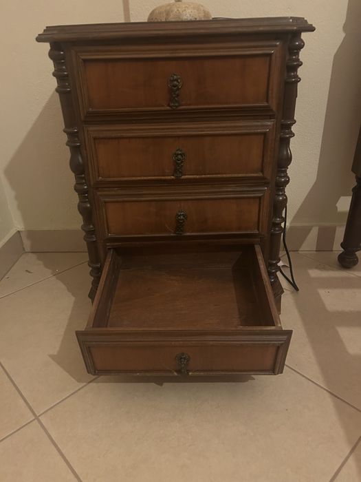 Cama, colchāo, mesa cabeçeira, roupeiro, cómoda e cadeiras