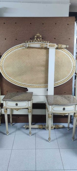 Cama solteiro grande com colchão e mesinhas cabeceira
