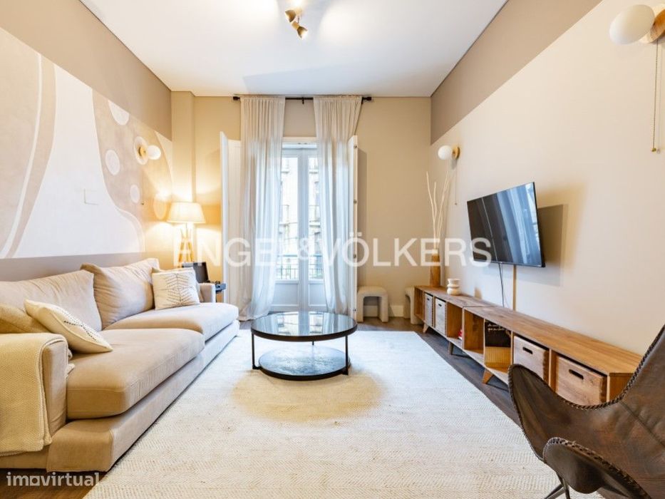 OPPORTUNITY: T2 Apartment with Private Terrace in Chiado