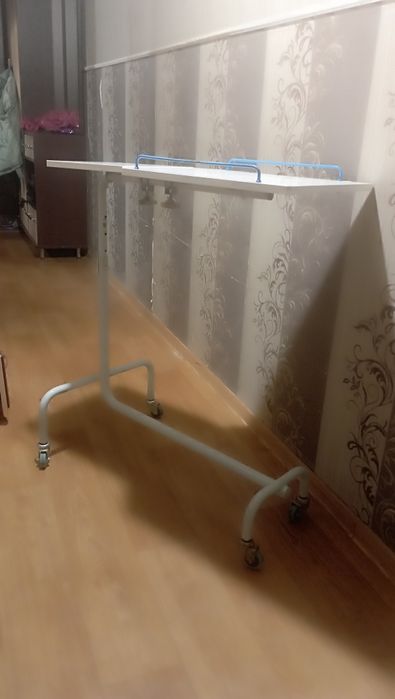 Столик прикраватний