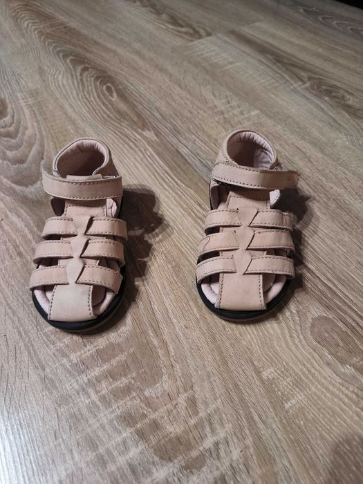 Sandałki dla dziewczynki r. 22