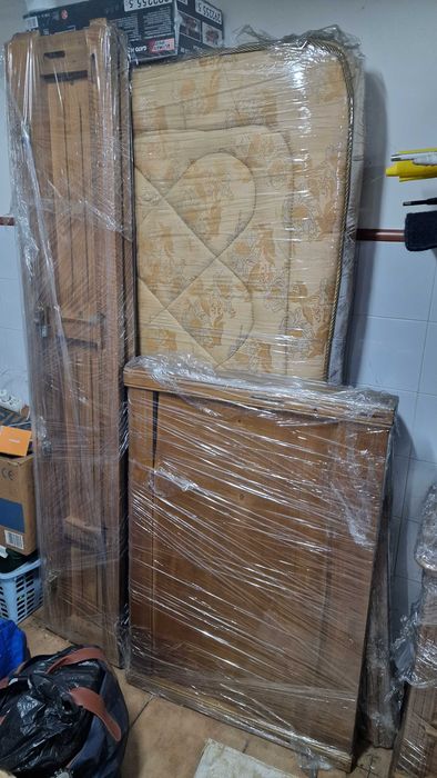 Mobilia de quarto solteiro (cama com 2 gavetões + colchão + mesa cabeceira)