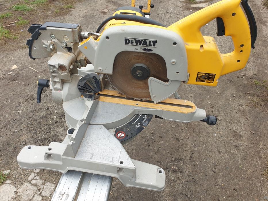 Piła ukośnica dewalt