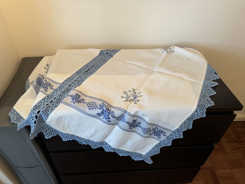 Toalha de mesa quadrada com renda