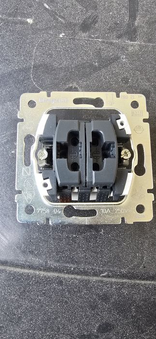 Legrand SISTENA Łącznik sterowania roletami z blokadą mechaniczną Nr kat.: 775804