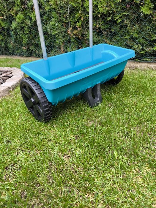 Siewnik do trawy ,nawozu ,piasku ,soli na zimę Gardena
