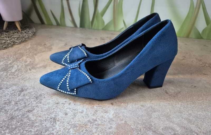 Nowe, niebieskie czółenka, r. 37