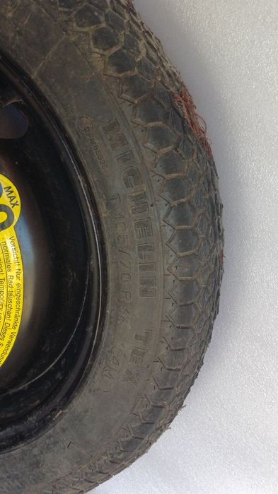 Pneu e jante suplente Michelin T105/70 R14 84M com 4 furos