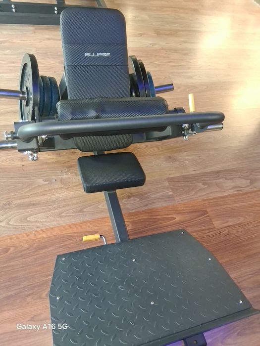 HIP HRUST MACHINE.   Elevação pelvica,