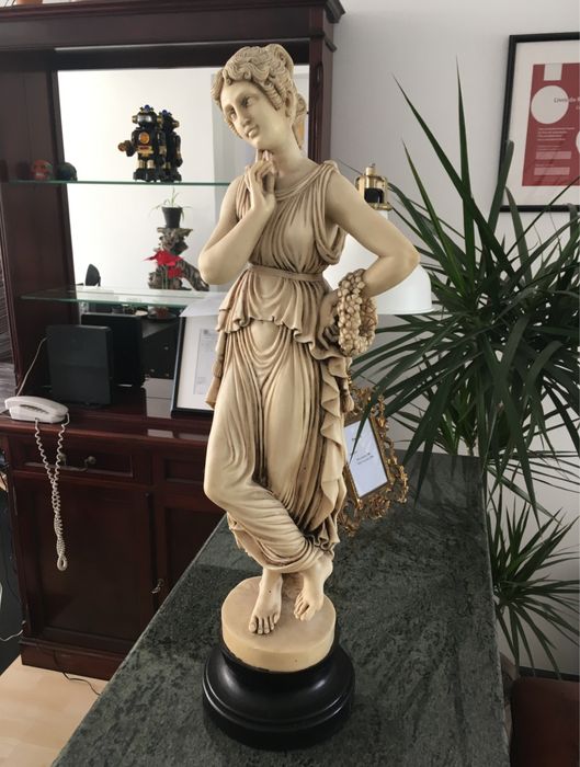 Estátua decorativa com base