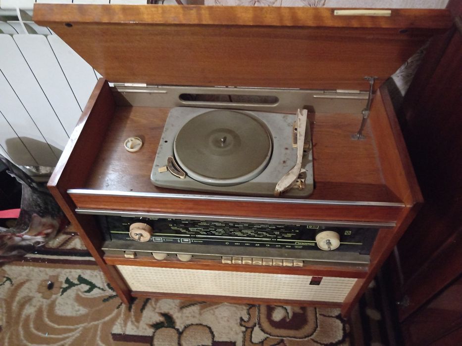 Ретро виниловый проигрыватель радиола ригонда