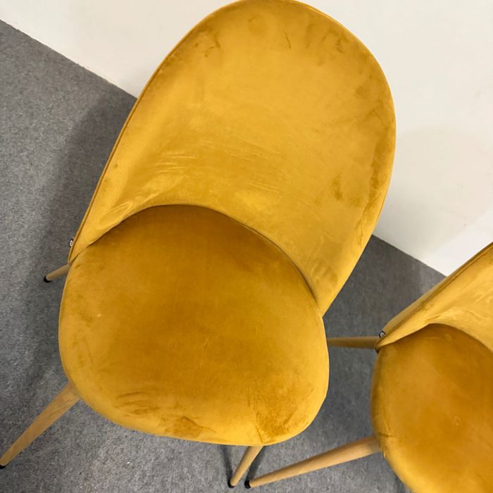Cadeiras em tom amarelo torrado