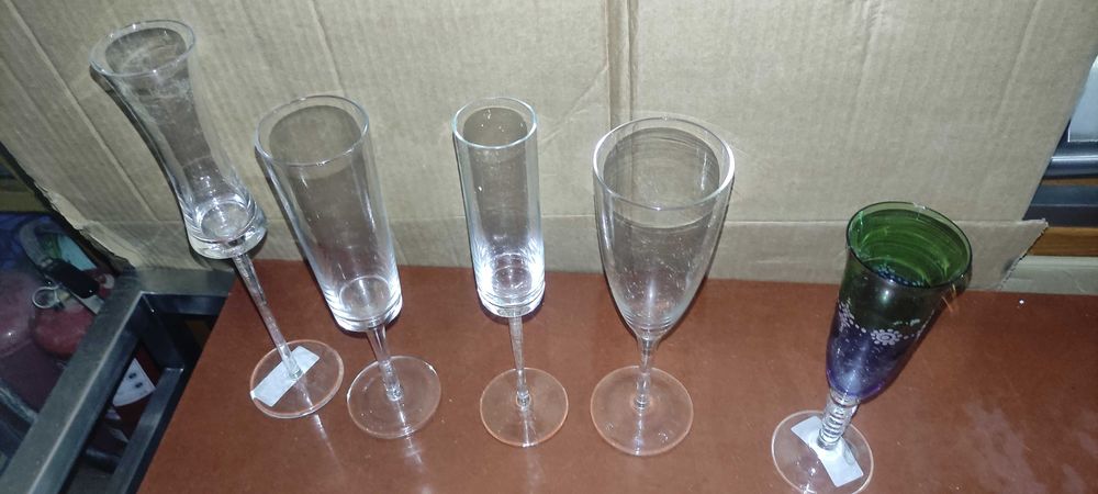 Vários copos de boa qualidade, nunca usados