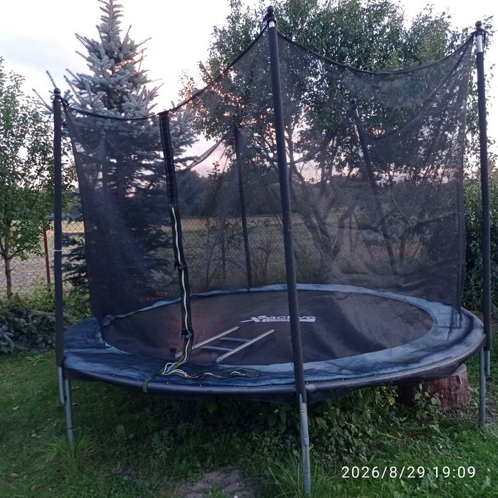 Trampolina ogrodowa 2 letnia.