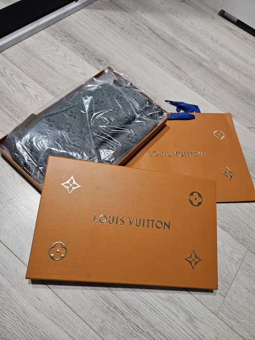 Piękny nowy szalik Louis Vuitton