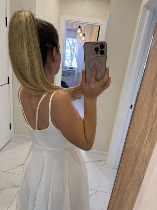 Біла святкова мінімалістична сукня на розпис